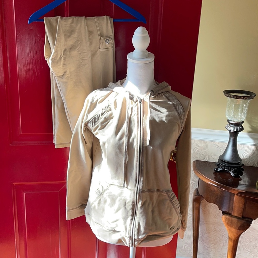 Liz Claiborne tan lounge suit sz petite lg